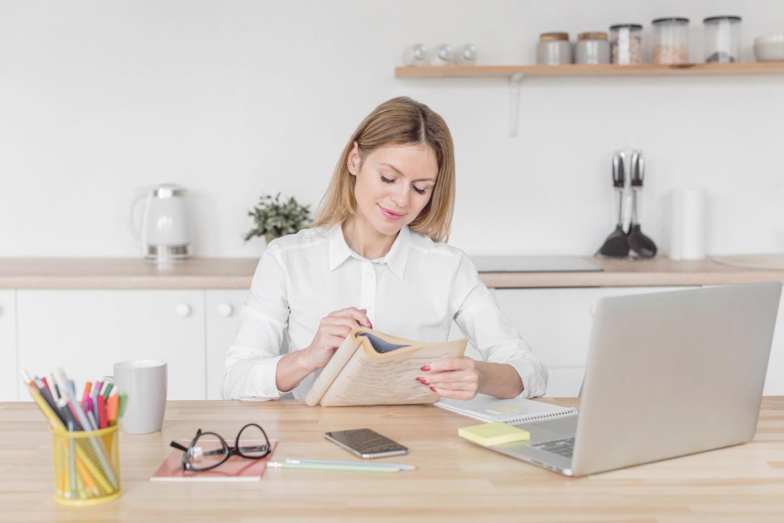 Moderne Arbeitsplätze mit Finanzanalysesoftware in Aktion