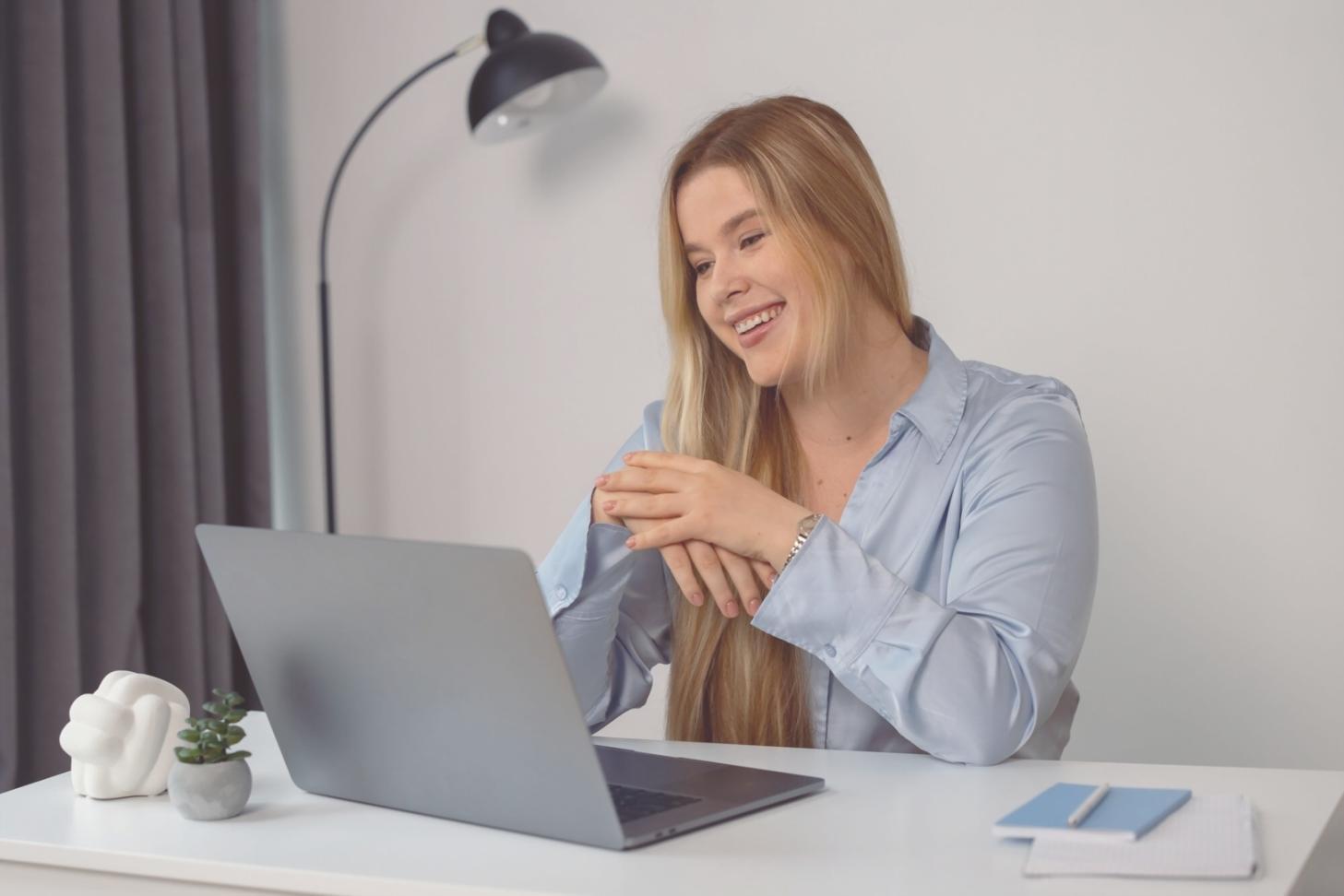 Finanzanalyst arbeitet mit Daten und Berechnungen